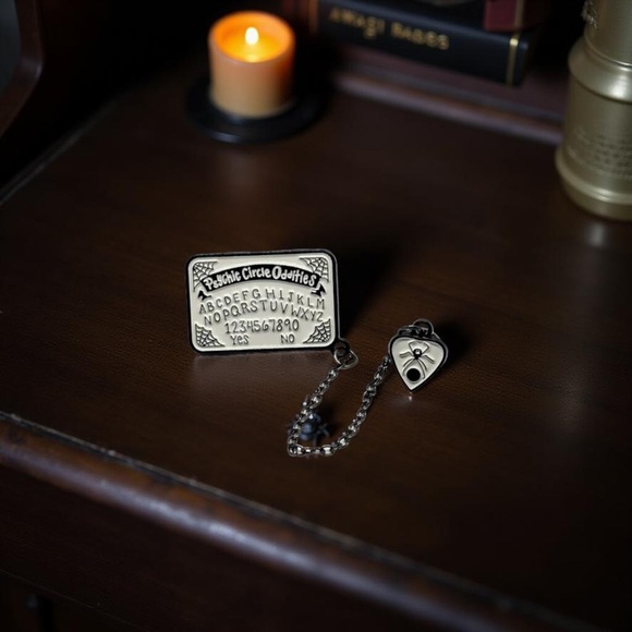 𝙵𝚕𝚊𝚜𝚑 𝚂𝚊𝚕𝚎 ˚✮ ༉‧ Psychic Oddities Ouija Board Pin Goth Spiderweb Spider 🕷️Chain - Picture 2 of 6